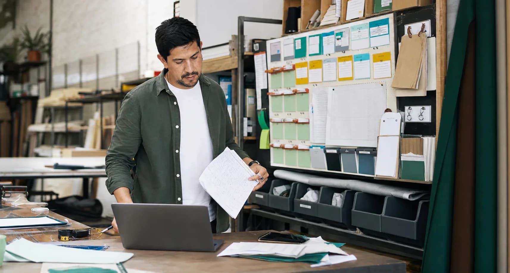 Responsable de operaciones organizando inventario y registros personalizados
